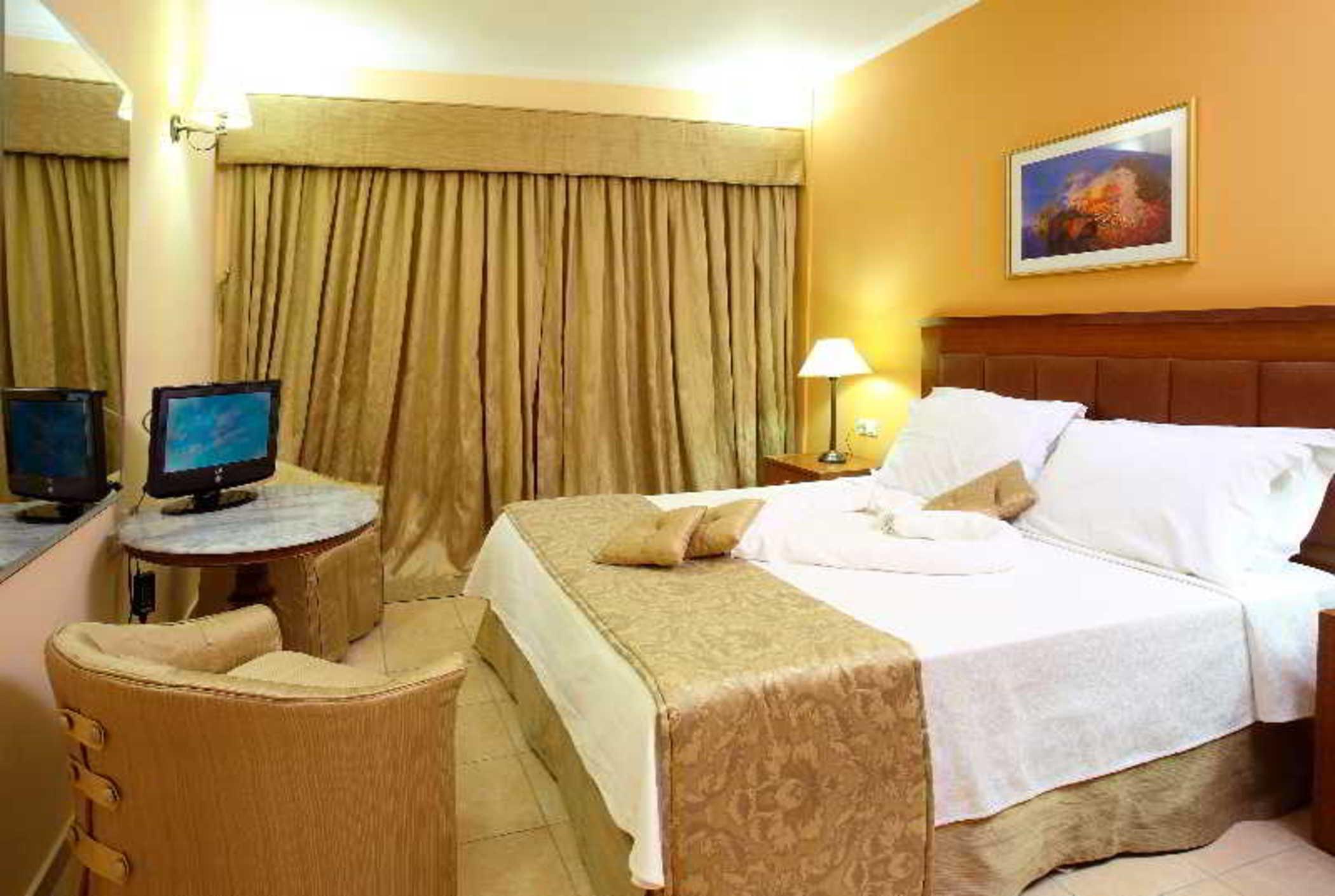 Ariti Grand Hotel Канони Екстериор снимка